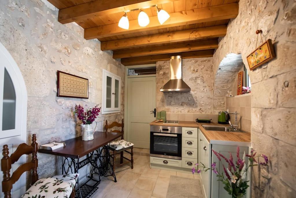 La Casa Di Bella A Tradional Stone House With Barbecue Villa Kariá Dış mekan fotoğraf